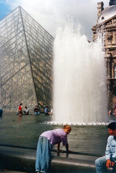 parijspiramidesvoorhetlouvre1.jpg