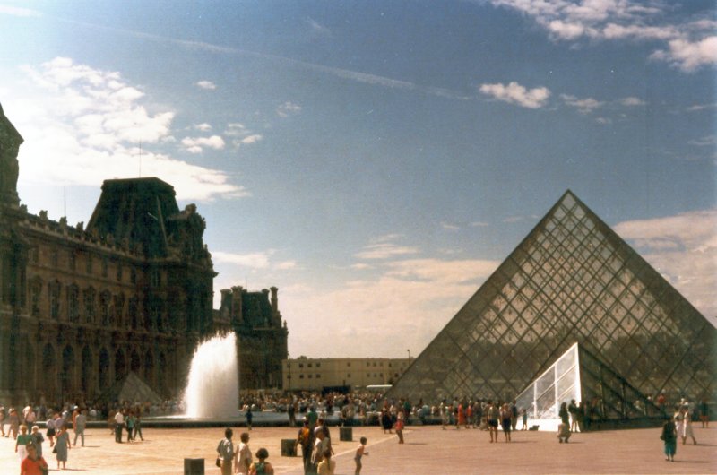 parijspyramidesvoorhetlouvre2.jpg