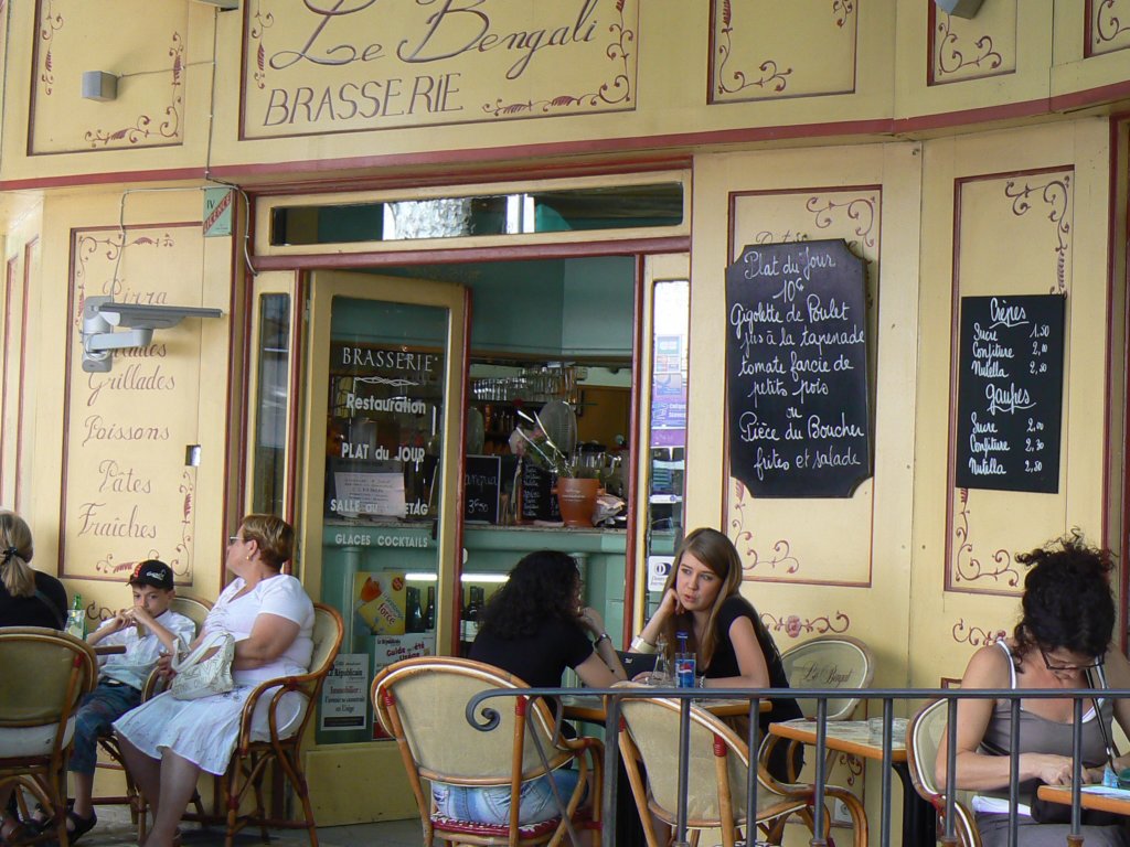 uzesapartegevelcafelebengali.jpg